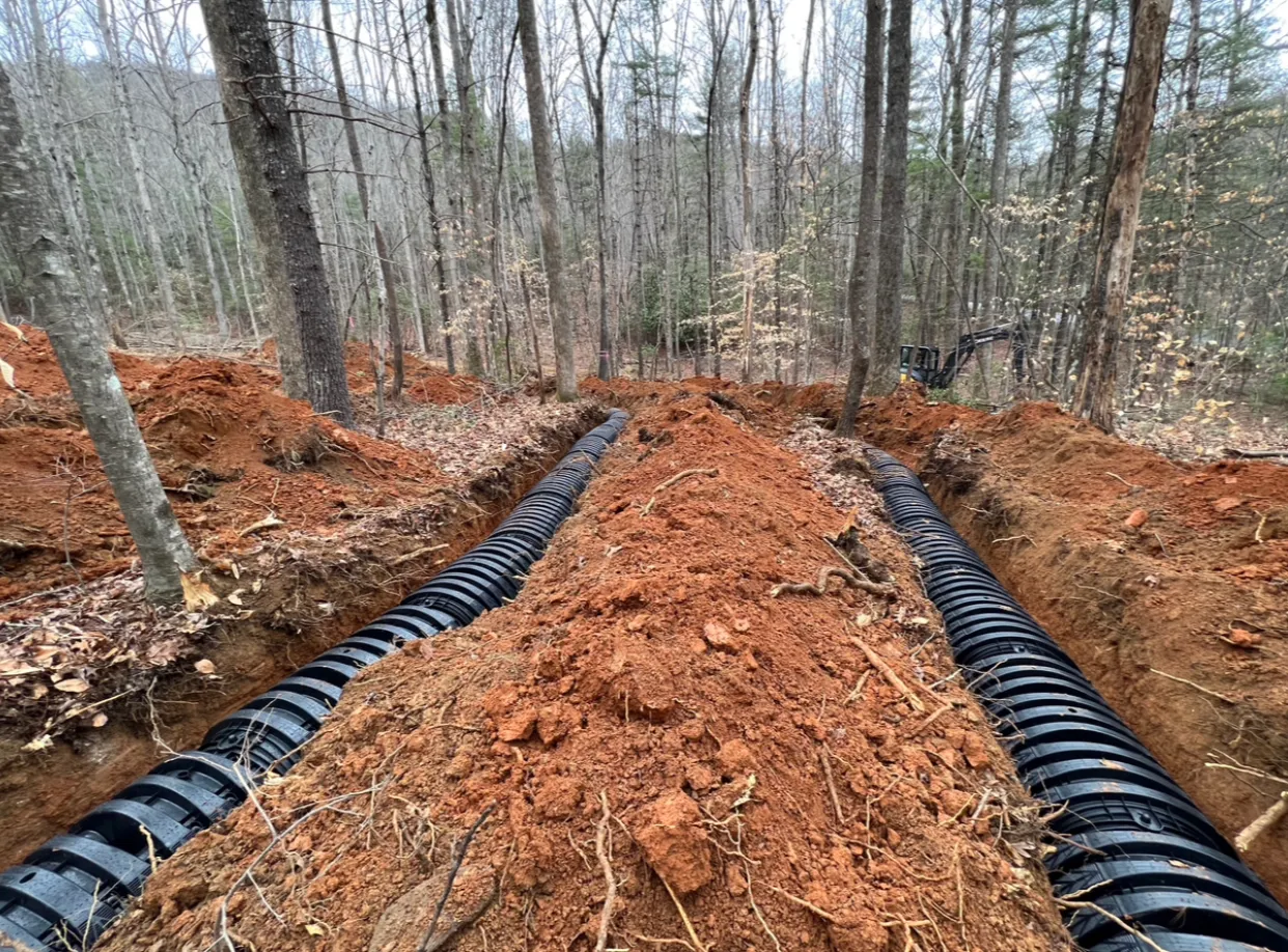 Septic drain field installation with pipe systems
